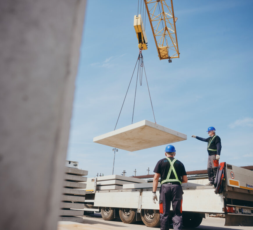 moll-rail-slowakia-crane-lowers-concrete-slab-onto-truck-under-supervision moll-rail-slowakia-crane-lowers-concrete-slab-onto-truck-under-supervision