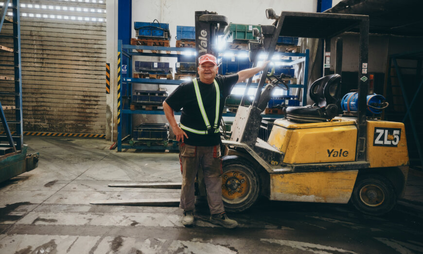 moll-rail-slowakia-smiling-man-leaning-on-forklift moll-rail-slowakia-smiling-man-leaning-on-forklift
